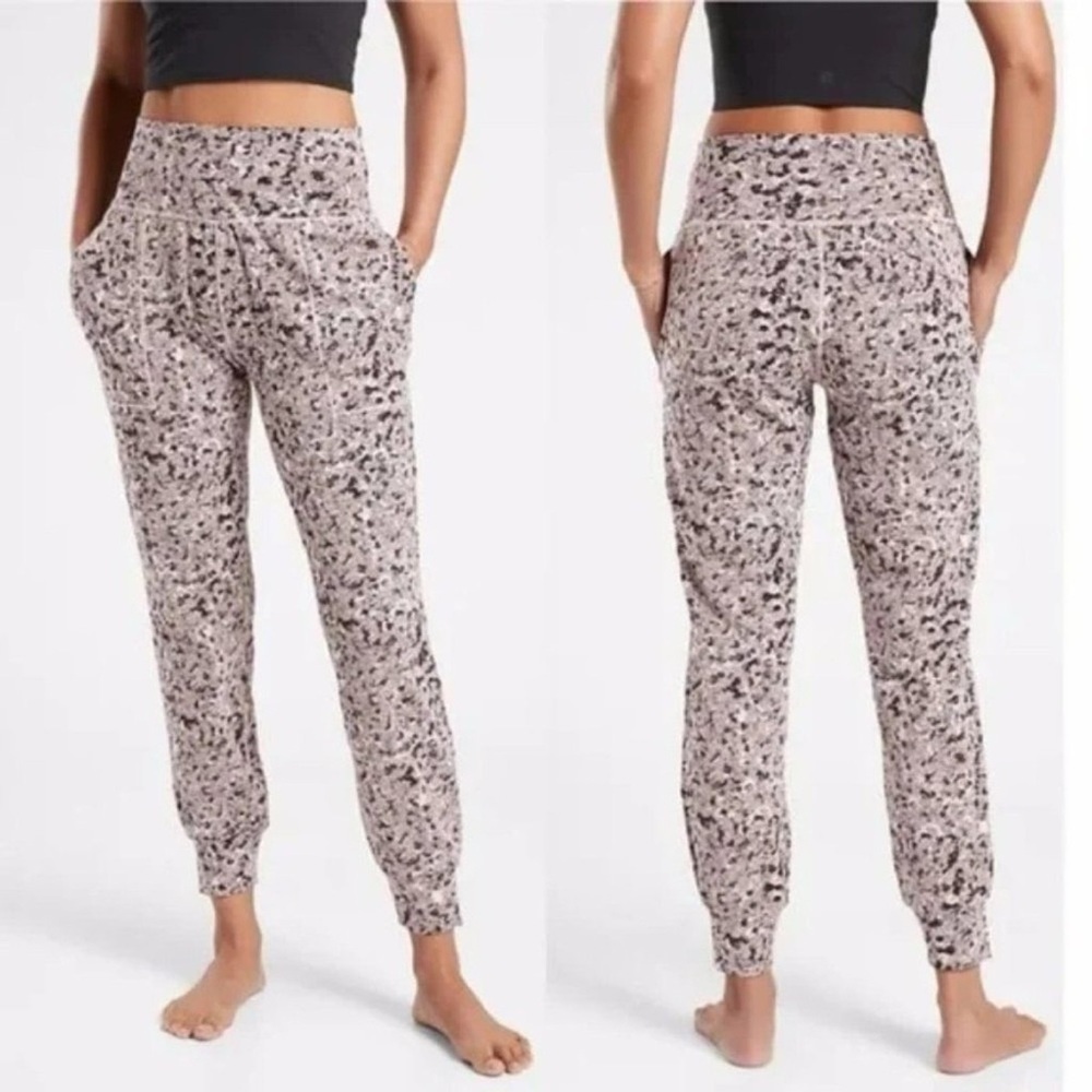 Athleta Salutation Textured Jogger Meadow Decadent Chocolate Medium